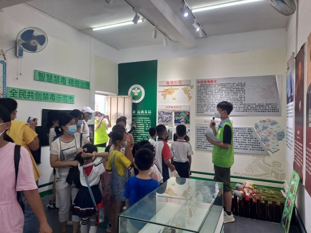 三鄉(xiāng)鎮(zhèn)開展“拒絕毒品，你我同行“禁毒教育基地參觀活動照片1.jpg